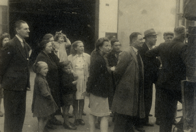 811787 Afbeelding van het uitdelen van, op voedseltochten verzameld, voedsel, op het terrein van de Carrosserie- en ...